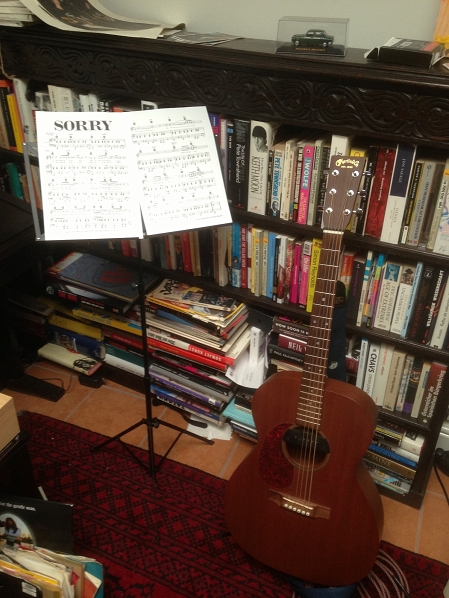 © Robert Rotifer Gitarre und Beck-Noten im Büro